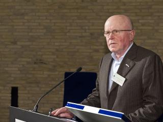 Anton Dosen aan het woord tijdens symposium