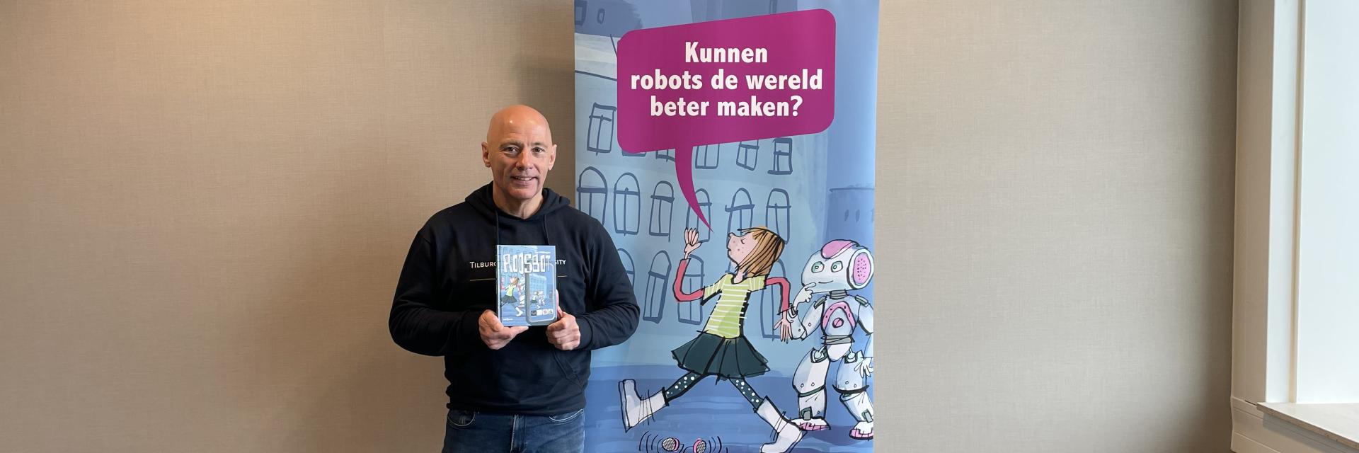 Ton Wilthagen met zijn Kinderboek Roosbot