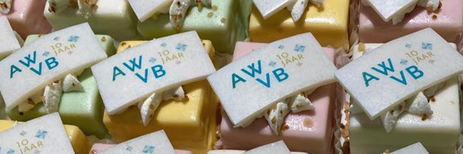 AWVB On Tour gebakjes met de tekst "10 jaar AWVB"