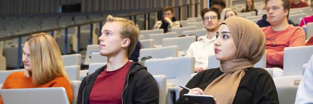 Studenten bij conferentie in collegezaal