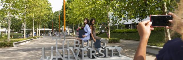 Geslaagden bij de Tilburg University selfie spot op de campus