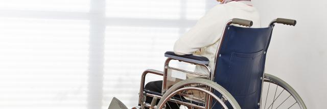 Vrouw in rolstoel verpleeghuis 