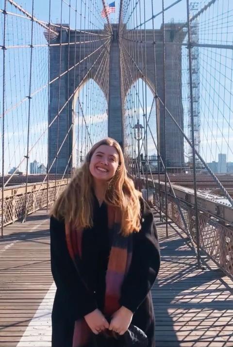 Alicia at Brooklyn Bridge