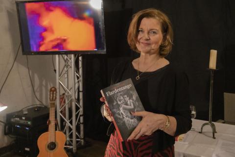 Clair Brentjens met haar boek Flardentango
