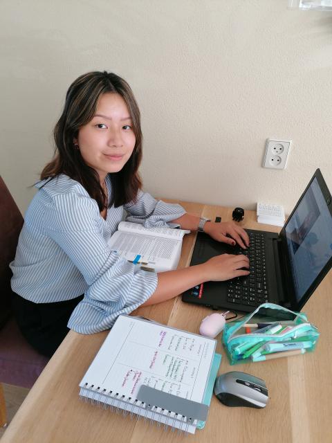 Marinka - achter laptop campagne online onderwijs