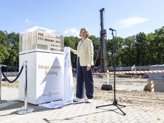 Paulina Snijders onthult naam Marga Klompe building