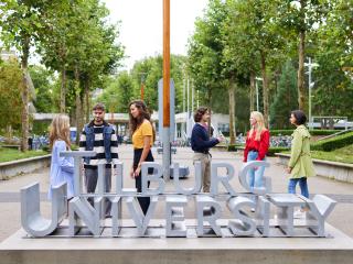 Studenten bij Tilburg University logo