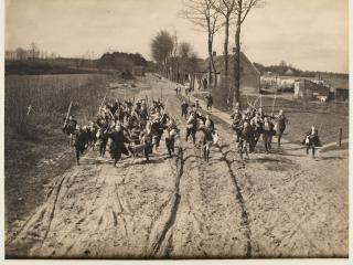 Eieren bedelen op het platteland in Helvoirt, woensdag 8 april 1936. © Moussault & Moussault ’s Bosch / R.K. Foto-Persbureau ‘Het Zuiden’, ’s-Hertogenbosch-Maastricht. Brabant-Collectie, Tilburg University