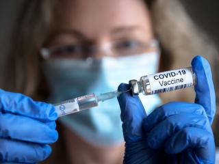 Tilburg University Magazine - Delivering the corona vaccine 