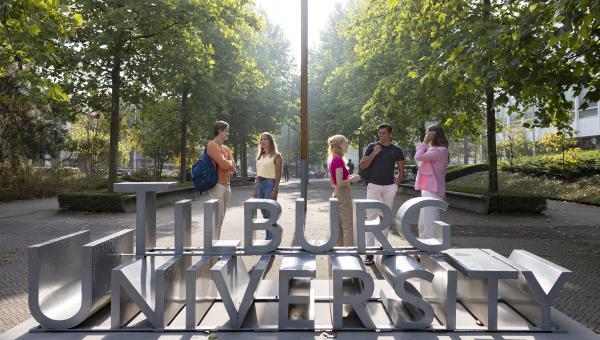 Studenten bij Tilburg University logo