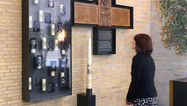 Paulina Snijders legt bloemen ter herdenking van omgekomen studenten WOII