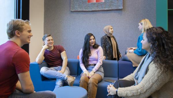 Een groep studenten in gesprek bij Tilburg University